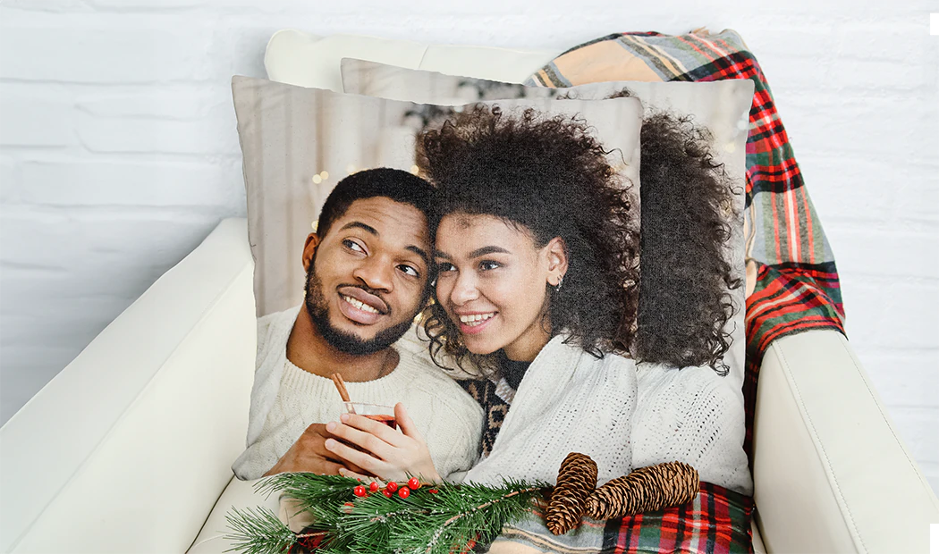 Cuscino personalizzato con un design di farfalla ad acquerello, iniziale e nome. Un regalo unico e premuroso.