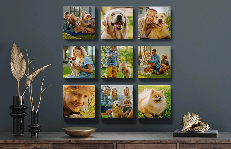 Coppia davanti a un muro blu con nove tele fotografiche quadrate