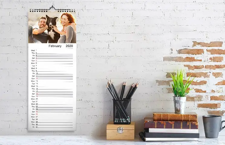 Donna che guarda il calendario personalizzato con foto di cane scattata su cellulare