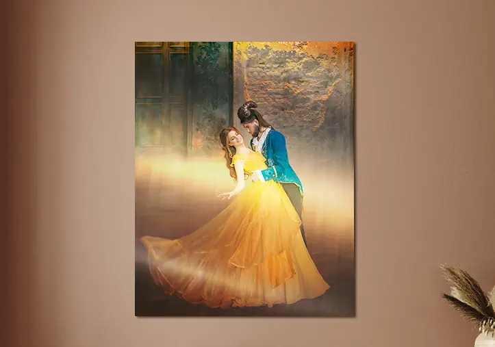 Stampa personalizzata ispirata a La Bella e la Bestia: Una coppia balla il valzer, lei in un abito giallo fluente, lui in un cappotto verde acqua. Romantico e su misura!