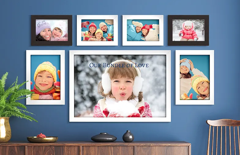 Esposizione a parete di foto di famiglia personalizzate: momenti preziosi in cornici bianche e scure eleganti, che mostrano il divertimento invernale e l'amore familiare.