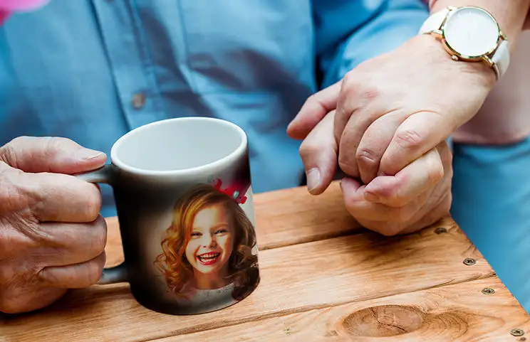 Tazza magica personalizzata con foto rivelata di giovane donna