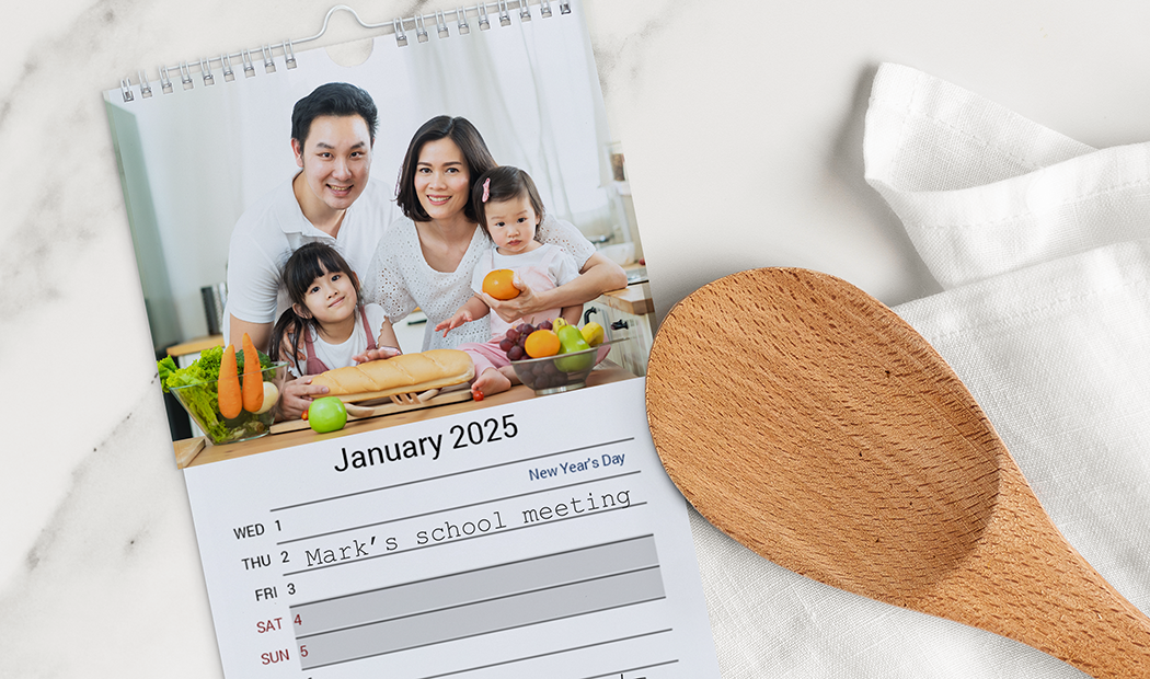 Foto di cani su calendario fotografico di design personalizzato appeso alla parete