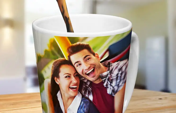 Tazza da caffè con foto di giovane coppia stampata sopra