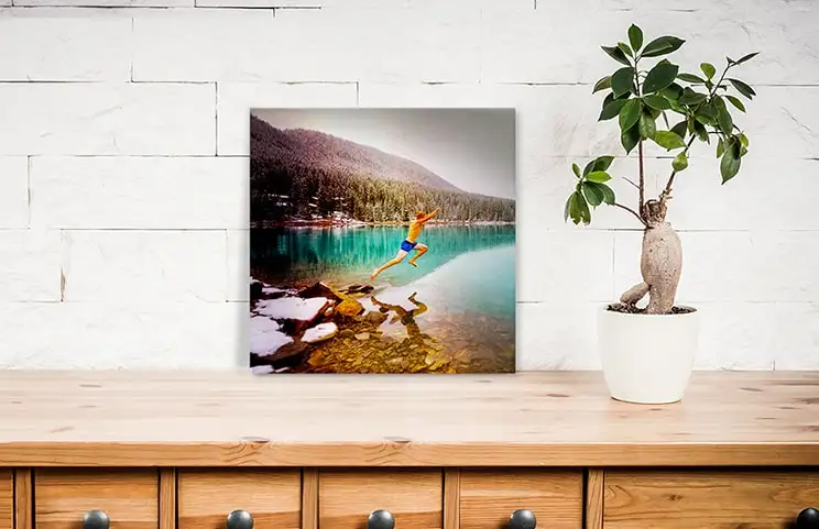 Piccola stampa fotografica quadrata in metallo di un uomo che si tuffa nel lago