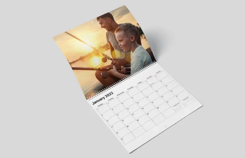 Foto di cani su calendario fotografico di design personalizzato appeso al muro