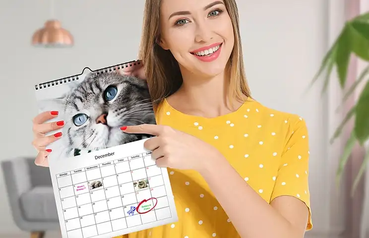 Foto di cani su calendario fotografico con design personalizzato appeso al muro